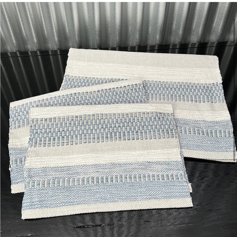 Pottery Barn Table Runner and set of 2 Placemats
